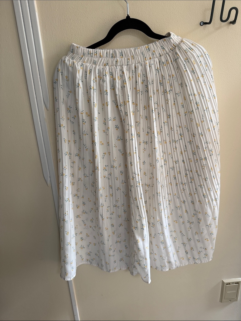 Women's Cream Floral Pleated Midi Skirt